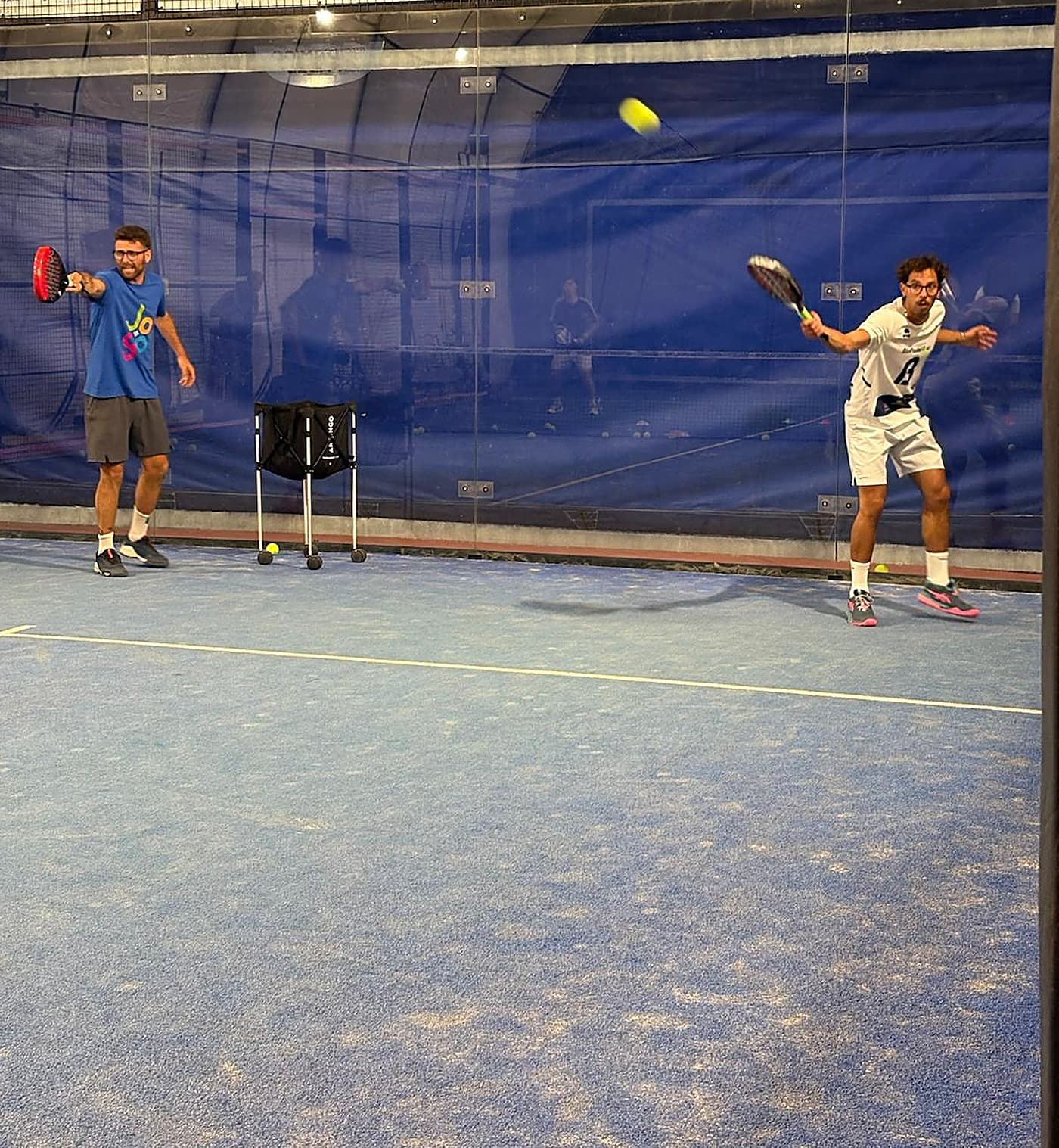 Scambio in campo durante una lezione ABA Padel