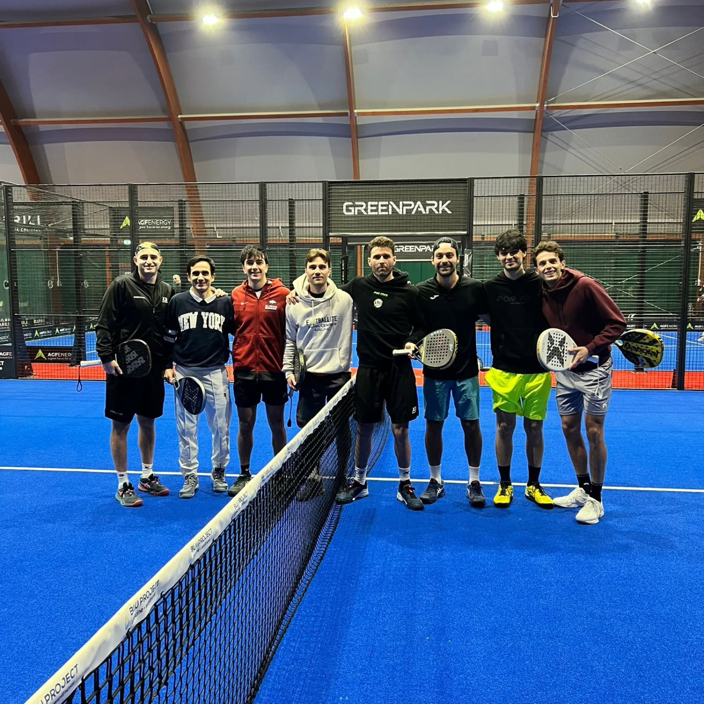 Gruppo di giocatori ABA riuniti a bordo campo dopo un torneo